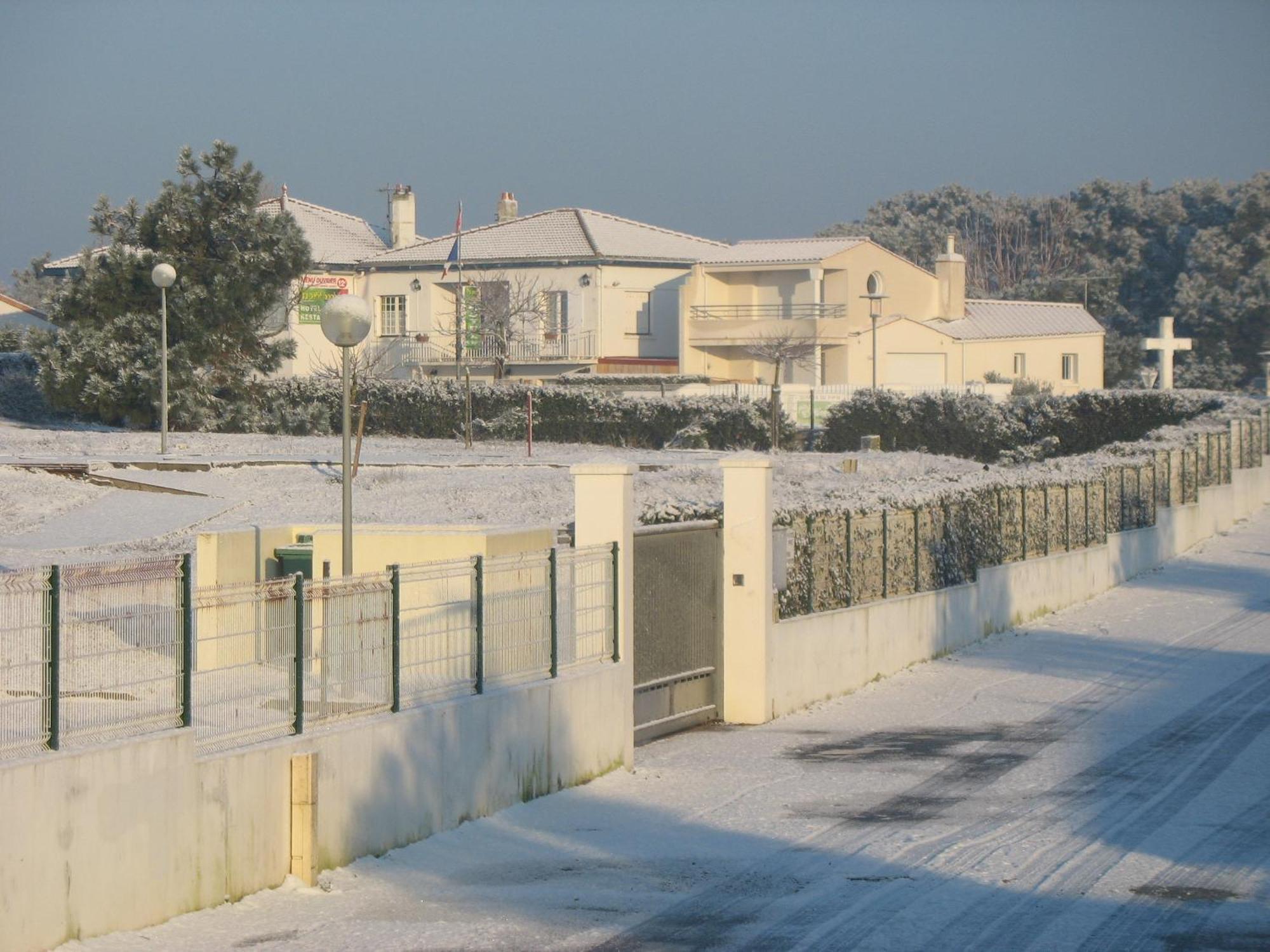 Hotel Au Petit Bonheur La Tranche-sur-Mer Exterior foto